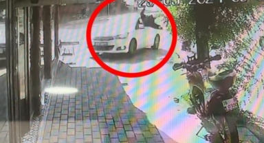 Yolun karşısına geçen otomobil yayaya çarptı