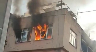 3 katlı binanın en üst katı alev alev yandı