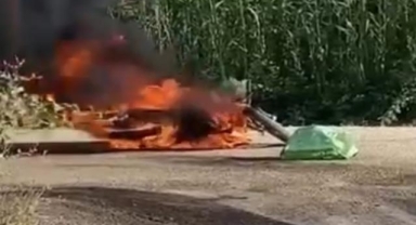 Alev alev yanan motosiket kül oldu