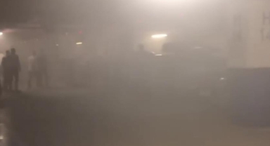 AVM'nin otoparkındaki araç alev alev yandı
