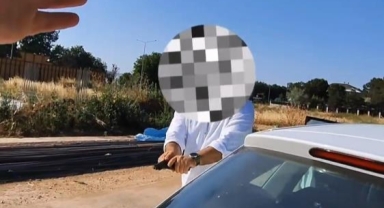 Aynasını kıran motosikletliye böyle silah çekti