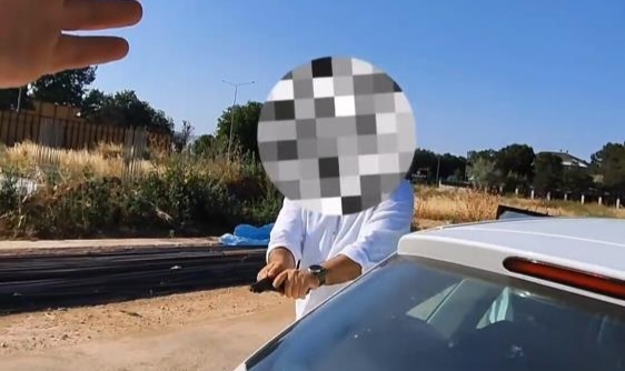 Aynasını kıran motosikletliye böyle silah çekti