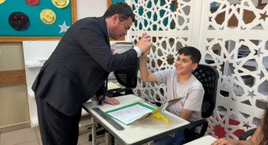 Başkan Aydın, öğrenciler ile birlikte okul boyadı