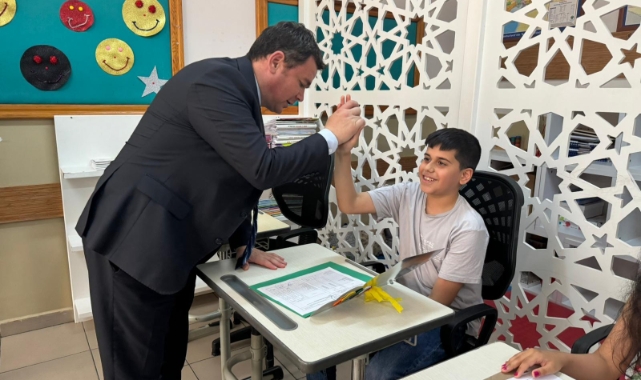 Başkan Aydın, öğrenciler ile birlikte okul boyadı