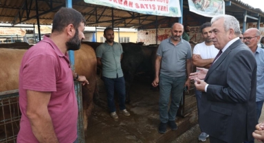 Başkan Şadi Özdemir, kurban pazarını gezdi