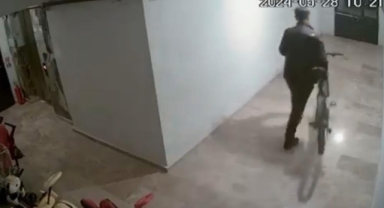 Bisiklet hırsızının rahat tavırları pes dedirtti