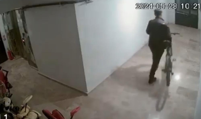 Bisiklet hırsızının rahat tavırları pes dedirtti