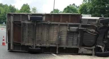 Bursa'da kamyonet devrildi : 3 yaralı