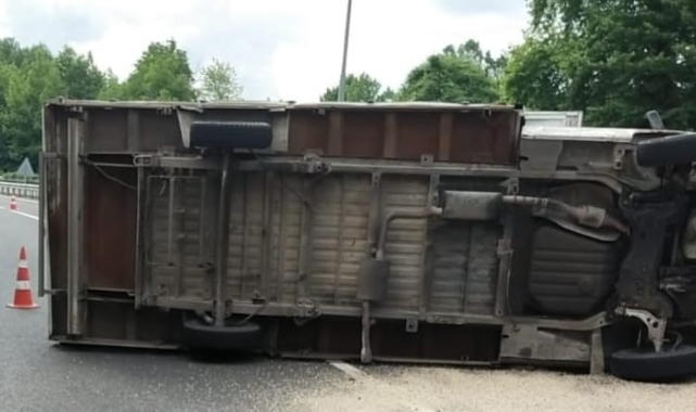 Bursa'da kamyonet devrildi : 3 yaralı