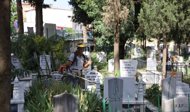 Büyükşehir ile 17 ilçedeki mezarlıklar bayrama hazır