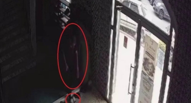 Camiye girdi, terlikleri çalarak kayıplara karıştı