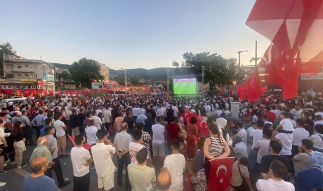 Dev ekran'da Milli maç keyfi