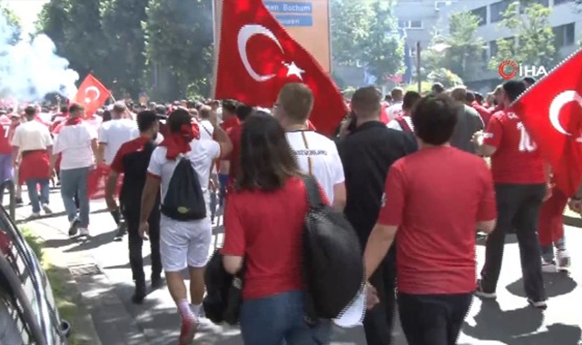 Dortmund sokakları yine kırmızı-beyaz
