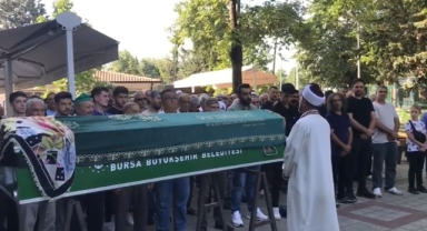 Evinde ölü bulunan kadın defnedildi