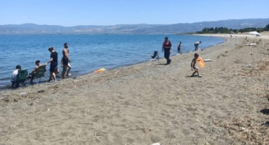 Göle girilmez tabelasına havlu asıp yüzdüler
