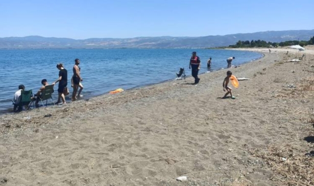 Göle girilmez tabelasına havlu asıp yüzdüler