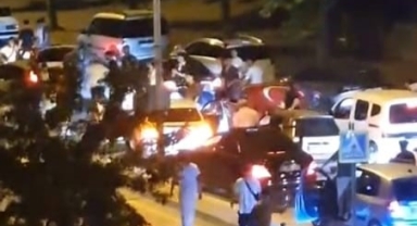 İnegöl'de yolu kapatıp çiftetelli oynadılar