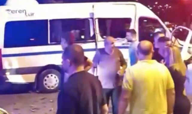 İşçi servisi ile kamyonet çarpıştı: 8 yaralı
