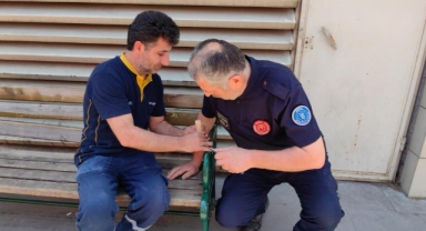 İtfaiye ekiplerinden çivi çıkarma operasyonu