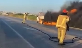 Karacabey'de kamyonet alev alev yandı