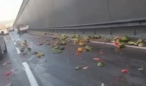 Karpuzlar yola döküldü, yol kayak pistine döndü