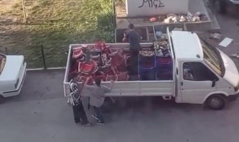 Kilosu 100 TL çilekleri kasa kasa çöpe döktü