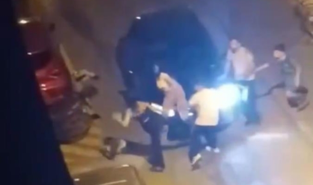 Kız arkadaşlarıyla sokak ortasında kavga etti