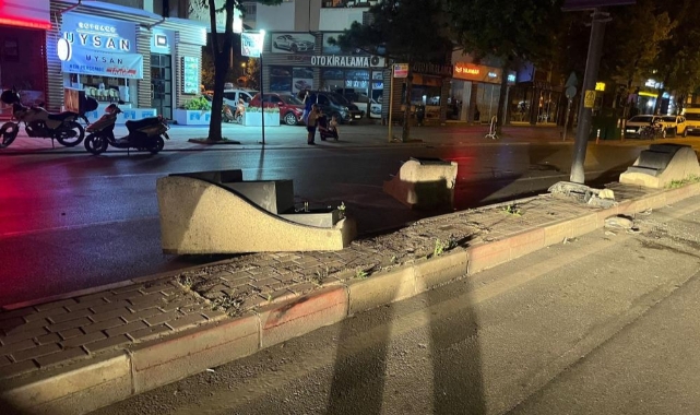 Kontrolden çıkan otomobil direğe çarptı: 5 yaralı