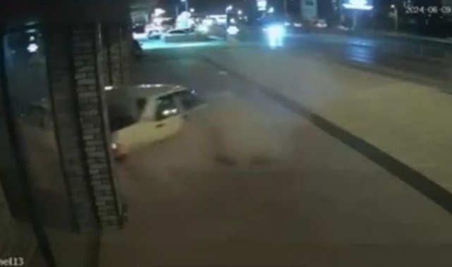 Kontrolden çıkan otomobil halıcıya böyle daldı