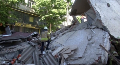 Küçükçekmece’de bina çöktü: Enkaz altında yaralılar var