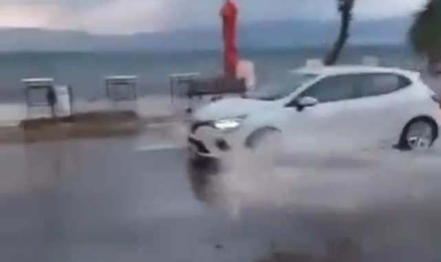 Lodos denizi taşırdı, sahil kenarı göle döndü
