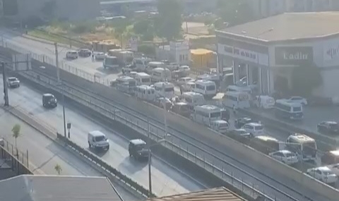 Magandalar şehirlerarası yolu trafiğe kapattı