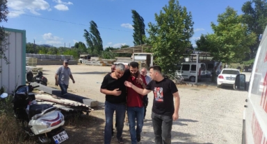 Motosiklet dönüş yapan otomobile çarptı