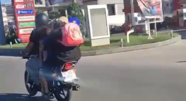 Motosiklette 4 kişi, bagajda 3 kişi