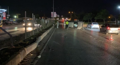 Orta refüje çarpan otomobil takla attı