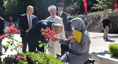 Şehitliklerde hüzünlü bayramlaşma