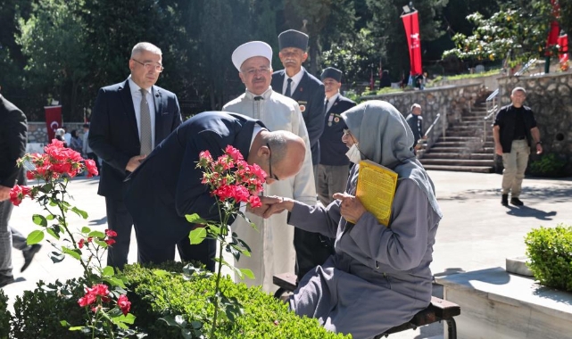 Şehitliklerde hüzünlü bayramlaşma