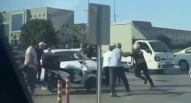 Sürücülerin yol verme kavgası kamerada