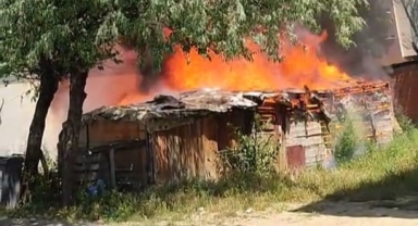 Tandır yandı, depo kullanılmaz hale getirdi