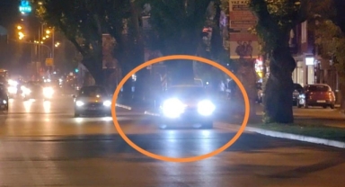 Trafiğin tıkandığını gördü, geri geri 1 kilometre gitti