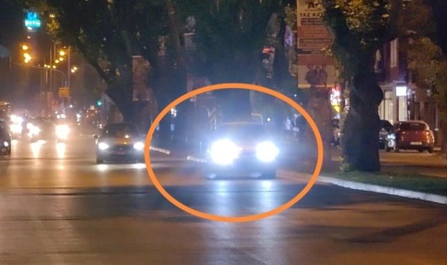 Trafiğin tıkandığını gördü, geri geri 1 kilometre gitti