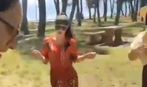 Türk rehberler Koreli turistlere halay öğretti