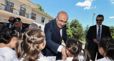 Vali Demirtaş, çocuklarla bir araya geldi