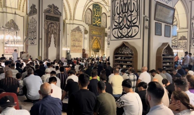 Vatandaşlar, bayram namazı için Ulu Cami'ye akın etti