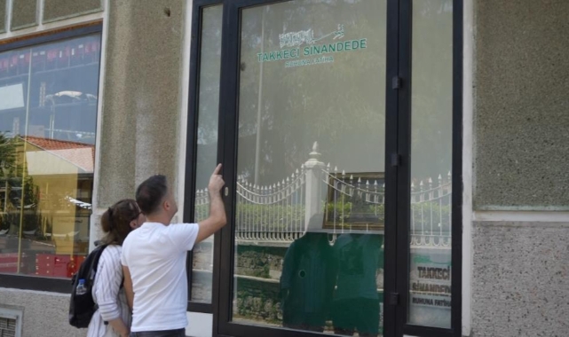 Vitrinde mezarlığı görenler dönüp bir daha bakıyor
