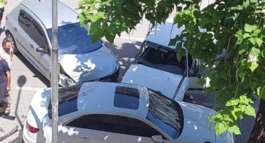 2 otomobil kafa kafaya çarpıştı: 3 yaralı