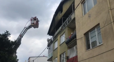 3 katlı binanın en üst katı yandı: 2 kişi yaralandı