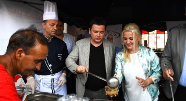 Başkan Aydın, kazanın başına geçti aşure dağıttı