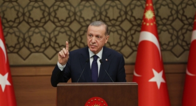 Bayrağa uzanan elleri kırarız