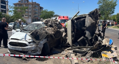 Bolu'da kazada araç ikiye bölündü